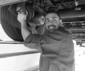 Portrait Francesco Chiafala Fahrzeugschlosser - Brummer Reparatur AG Werkstatt für Nutzfahrzeuge